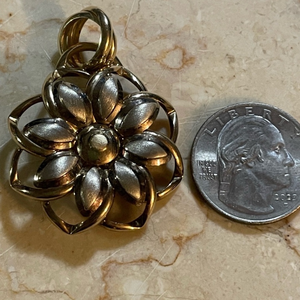 14K / 585 Gold Flower Pendant Approximately 6 grams
